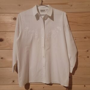 Essential Elements White Embroidered Floral Design Shirt Size S 21x27